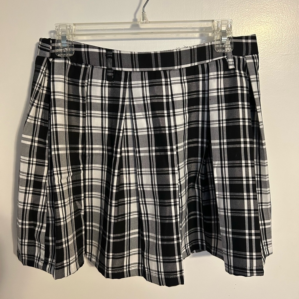 Hot topic, black & white plaid pleated mini skirt ; size medium